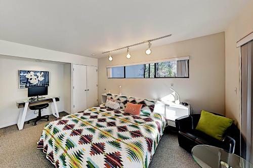 Streamline Moderne Estate With Private Hot Tub Home