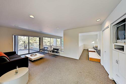 Streamline Moderne Estate With Private Hot Tub Home