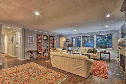 Tigard Retreat With Deck, 15 Mins From Portland!