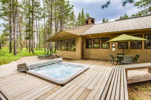 Unique Golf Home - Hot Tub, 2 Fireplaces & Bikes Home