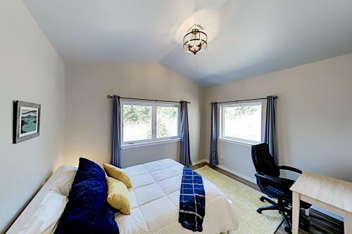 New-build Getaway - Patio & Firepit - Walk To Bay Home