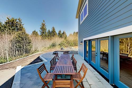 New-build Getaway - Patio & Firepit - Walk To Bay Home