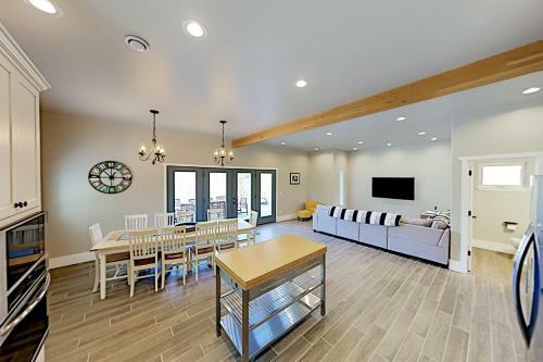 New-build Getaway - Patio & Firepit - Walk To Bay Home