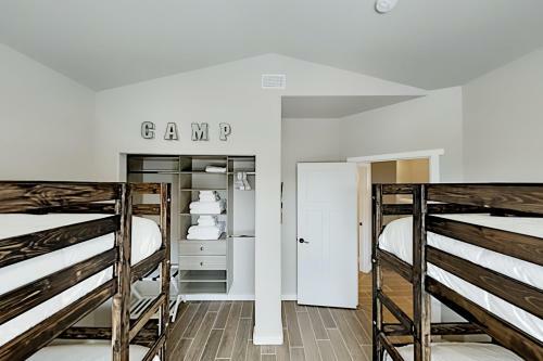 New-build Getaway - Patio & Firepit - Walk To Bay Home