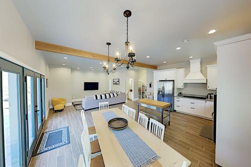 New-build Getaway - Patio & Firepit - Walk To Bay Home