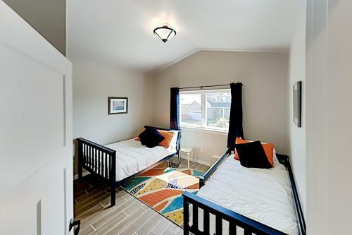 New-build Getaway - Patio & Firepit - Walk To Bay Home