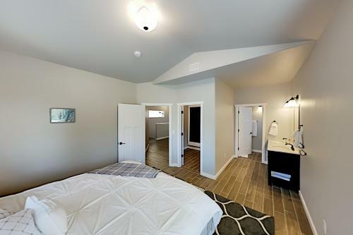 New-build Getaway - Patio & Firepit - Walk To Bay Home
