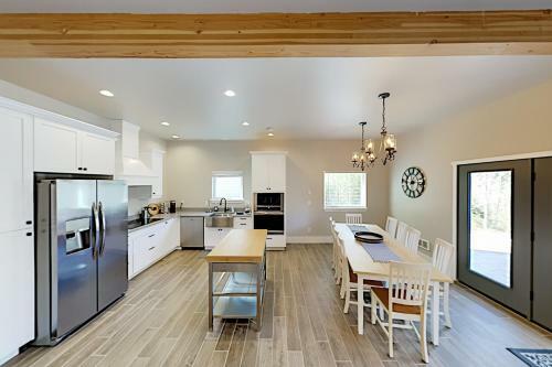New-build Getaway - Patio & Firepit - Walk To Bay Home