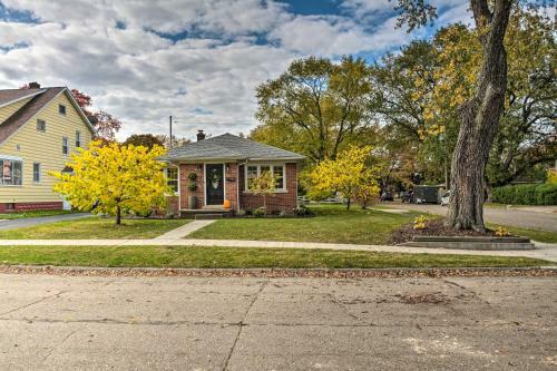 Cozy Modern Home 2 Miles From Downtown Erie!