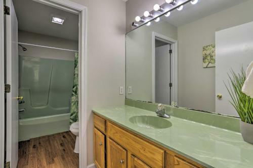 Modern Bushkill Home With Deck - 7 Mi To Falls!