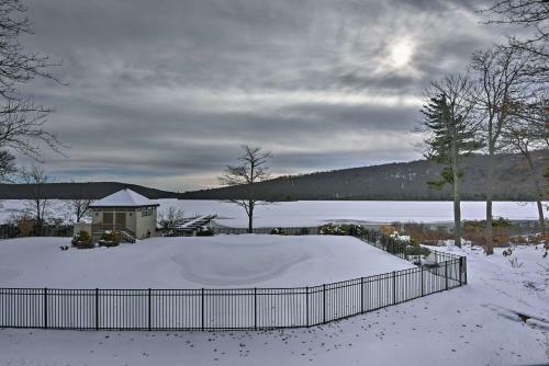 Apartamento Lakefront Lake Harmony Condo With View Near Skiing!