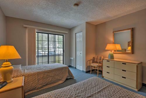 Apartamento Lakefront Lake Harmony Condo With View Near Skiing!