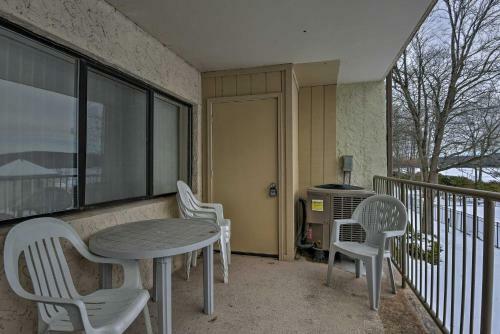 Apartamento Lakefront Lake Harmony Condo With View Near Skiing!