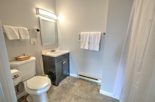 Hotel East Shore Lodging