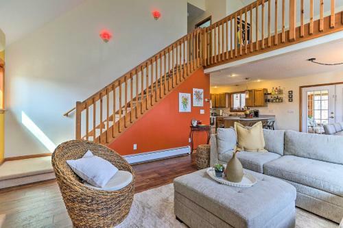 Spacious Outdoor Haven In The Hideout With Deck