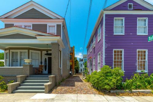 The Most Charming Old Brick Alley In Charleston