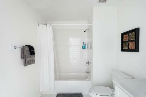 Soak Up The Light At A Chic Duplex 6 Blocks From King Street