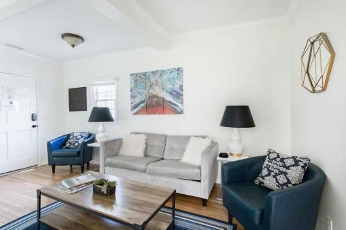 Soak Up The Light At A Chic Duplex 6 Blocks From King Street