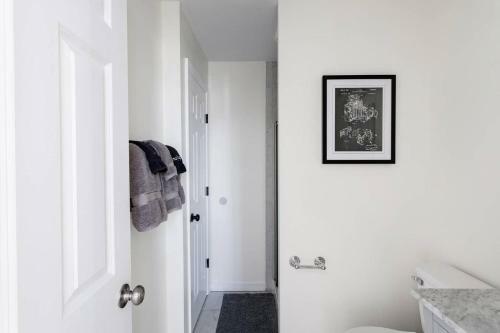 Soak Up The Light At A Chic Duplex 6 Blocks From King Street