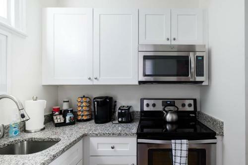 Soak Up The Light At A Chic Duplex 6 Blocks From King Street