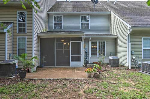 Cozy Townhome With Lanai 15 Mi To Charleston!