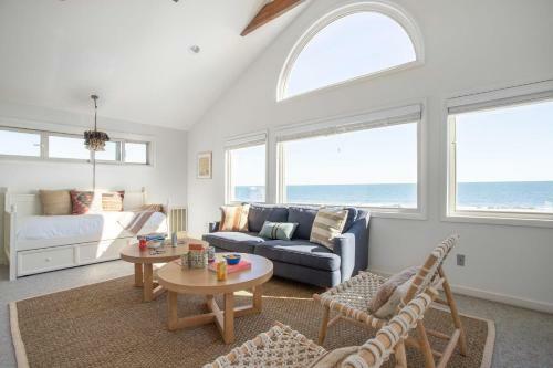 Lighthouse - Beachfront Abode W Pool Table & Ping Pong