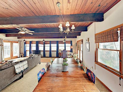 Beachfront Getaway With Huge Deck, Classic Interiors Home