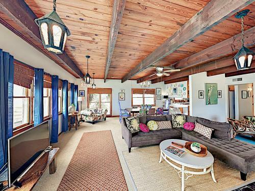 Beachfront Getaway With Huge Deck, Classic Interiors Home