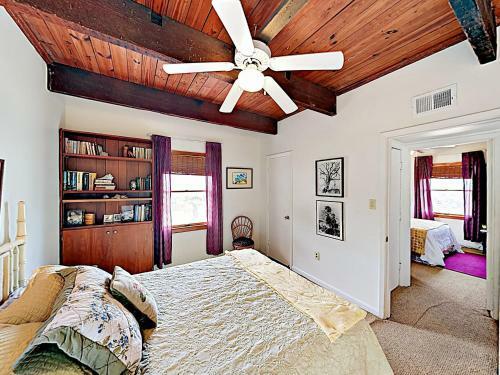 Beachfront Getaway With Huge Deck, Classic Interiors Home