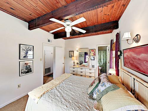 Beachfront Getaway With Huge Deck, Classic Interiors Home