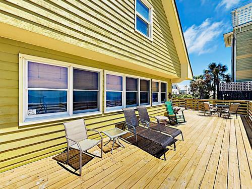 Beachfront Getaway With Huge Deck, Classic Interiors Home