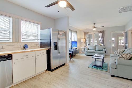 Apartamento New Listing! Boogie Down & Surf?s Up: 2-unit Home Duplex