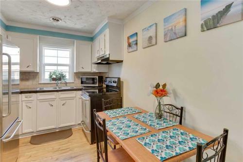 23 Center St - Sunny Side Up - Upstairs Apartment