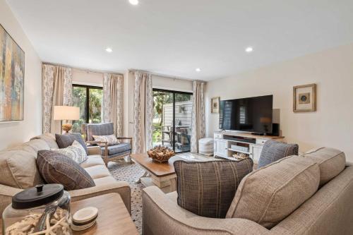 New! Renovated Villa With Golf Views Walk To Beach!