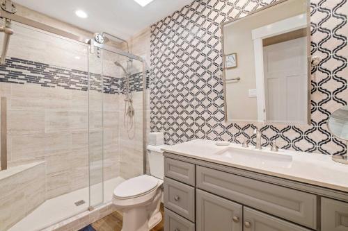 New! Renovated Villa With Golf Views Walk To Beach!