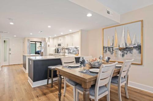 New! Renovated Villa With Golf Views Walk To Beach!