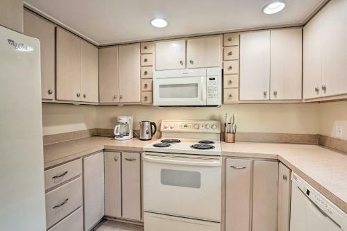 Beach Pebble Townhome About Quarter Mile To Ocean!