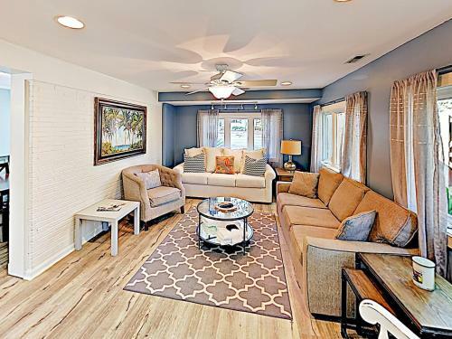 New Listing! Cute Home With Big Backyard, Near Beach Home