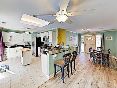 New Listing! Cute Home With Big Backyard, Near Beach Home