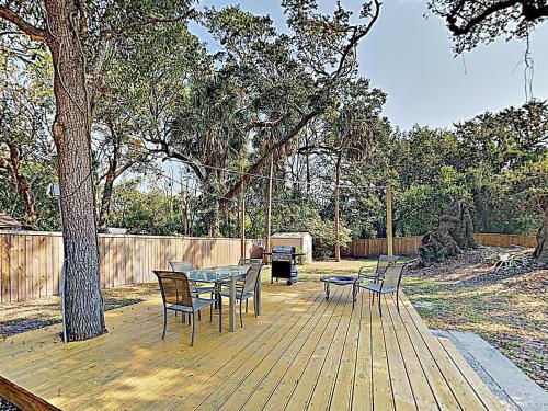 New Listing! Cute Home With Big Backyard, Near Beach Home