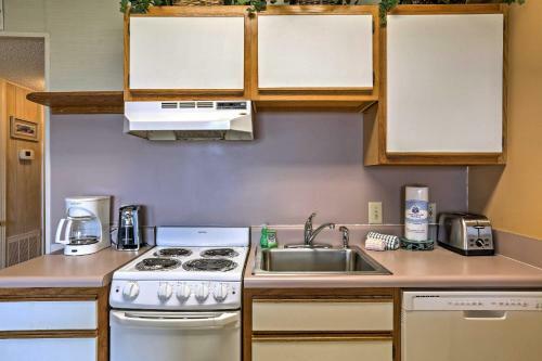 Apartamento Isle Of Palms Beachfront Condo With Balcony And Pool!