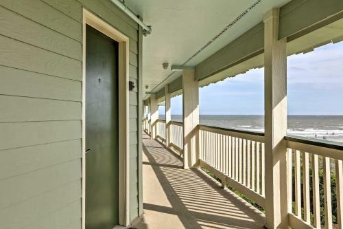 Apartamento Isle Of Palms Beachfront Condo With Balcony And Pool!