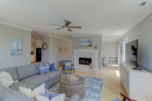 8 44th Avenue