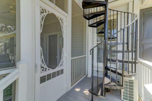 8 44th Avenue
