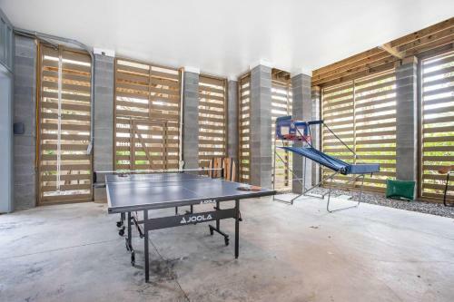Pelican - Modern Beach Retreat W Patio & Pool