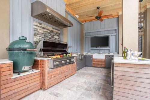 Pelican - Modern Beach Retreat W Patio & Pool
