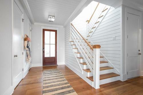 Pelican - Modern Beach Retreat W Patio & Pool