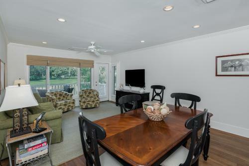 Villa 1380 Fairway Oaks