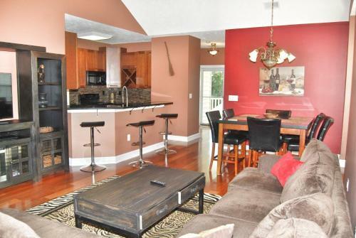 Apartamento 6000 Windsor Green Way 301 Condo