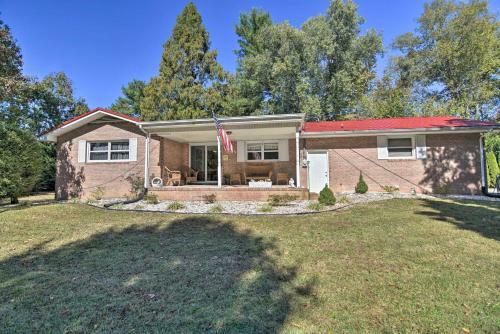 Updated Elizabethton House With Deck On Watauga River